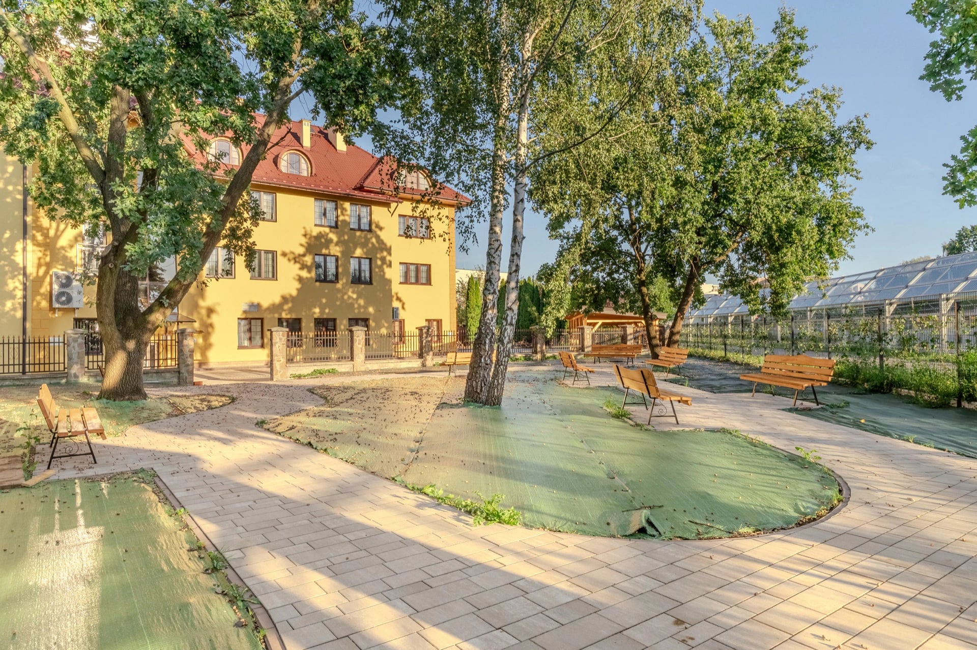 Prywatny park z ławkami i budynek domu